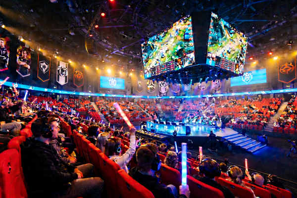 欧洲电竞场馆内观众座无虚席观看比赛